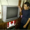 Salah seorang warga di seputar jalan Juanda menunjukan tv yang rusak.